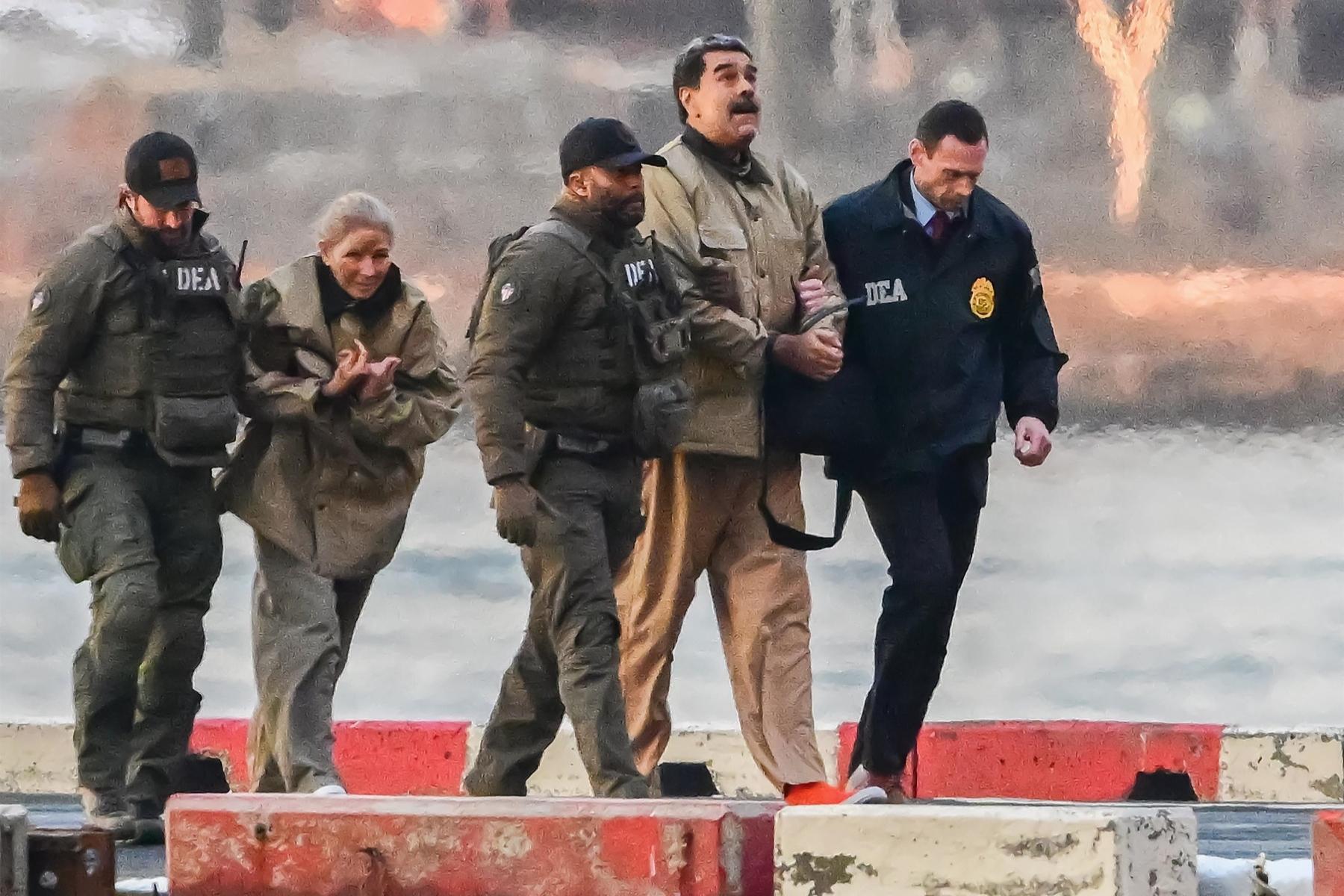 Nicolas Maduro, în salopetă maro, dus cu elicopterul la tribunal. Este însoțit de soție, sub pază înarmată