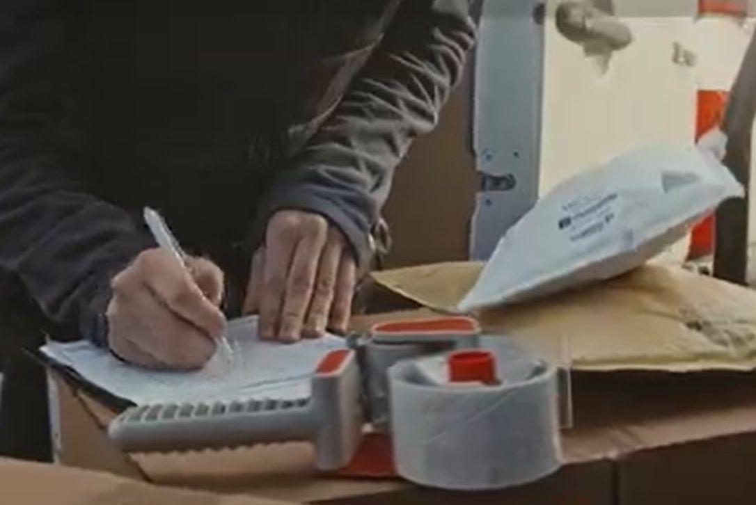 Noua taxă de 5 euro pentru coletele din afara UE, mutată de unele magazine în coşul de cumpărături