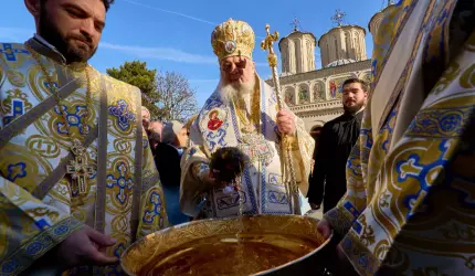 Reacţia unei americance când s-a trezit la uşă cu preotul cu Boboteaza, în Oradea