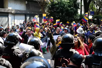 Focuri de armă lângă palatul prezidenţial din Venezuela. Poliţia "vânează" colaboratori ai americanilor