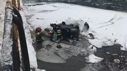 Mașină răsturnată în albia râului Bistrița. Șase persoane se aflau în interior, printre care patru copii