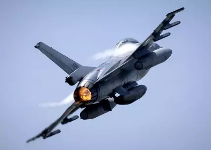 Piloţii ucraineni de F16, obligaţi să renunţe la tacticile de luptă NATO după confruntarea cu aviaţia rusă