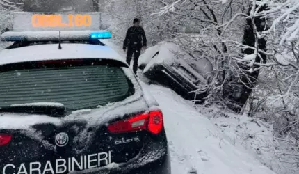 GALERIE FOTO Familie cu 2 copii, salvată în ultima clipă de 3 poliţiste de pe marginea unei prăpăstii. "Sunt niște îngeri"