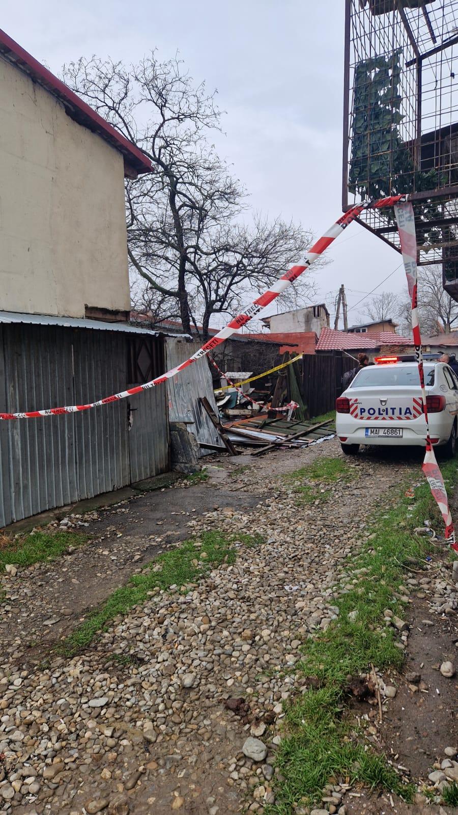 Bătrână de 87 de ani, găsită moartă într-o casă din Sectorul 5. Femeia avea la gât o muşcătură de câine