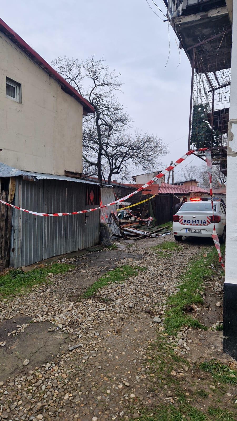 Bătrână de 87 de ani, găsită moartă într-o casă din Sectorul 5. Femeia avea la gât o muşcătură de câine