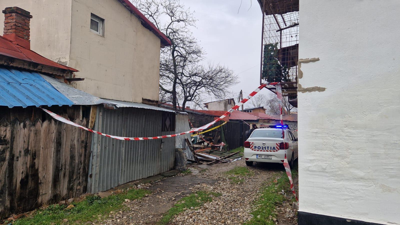 Bătrână de 87 de ani, găsită moartă într-o casă din Sectorul 5. Femeia avea la gât o muşcătură de câine