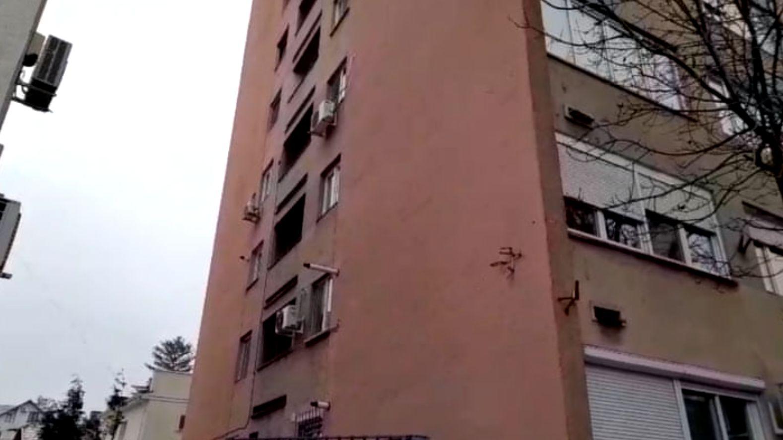 Tată şi fiu au ales să moară împreună. S-au aruncat de la etajul 10 al unui bloc din Arad