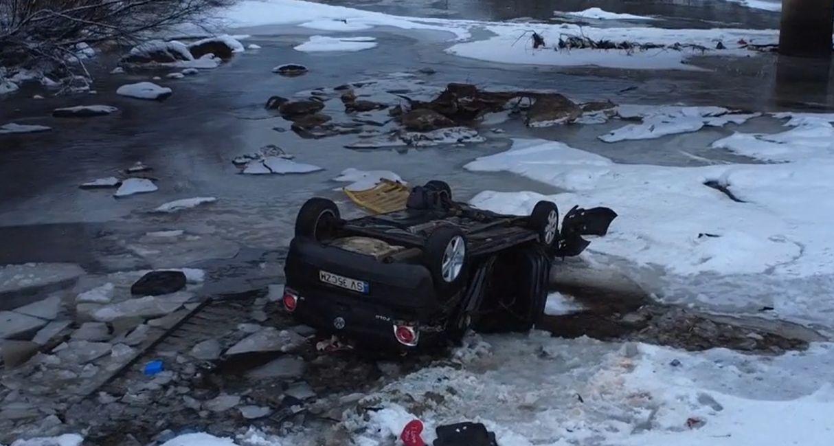 O preoteasă din Suceava, la un pas de moarte împreună cu 5 copii chiar de Bobotează. A căzut în râu cu maşina