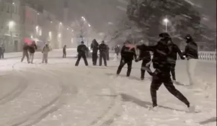 VIDEO Scene amuzante în Paris. Un echipaj de poliţie a fost "atacat" cu bulgări de zăpadă