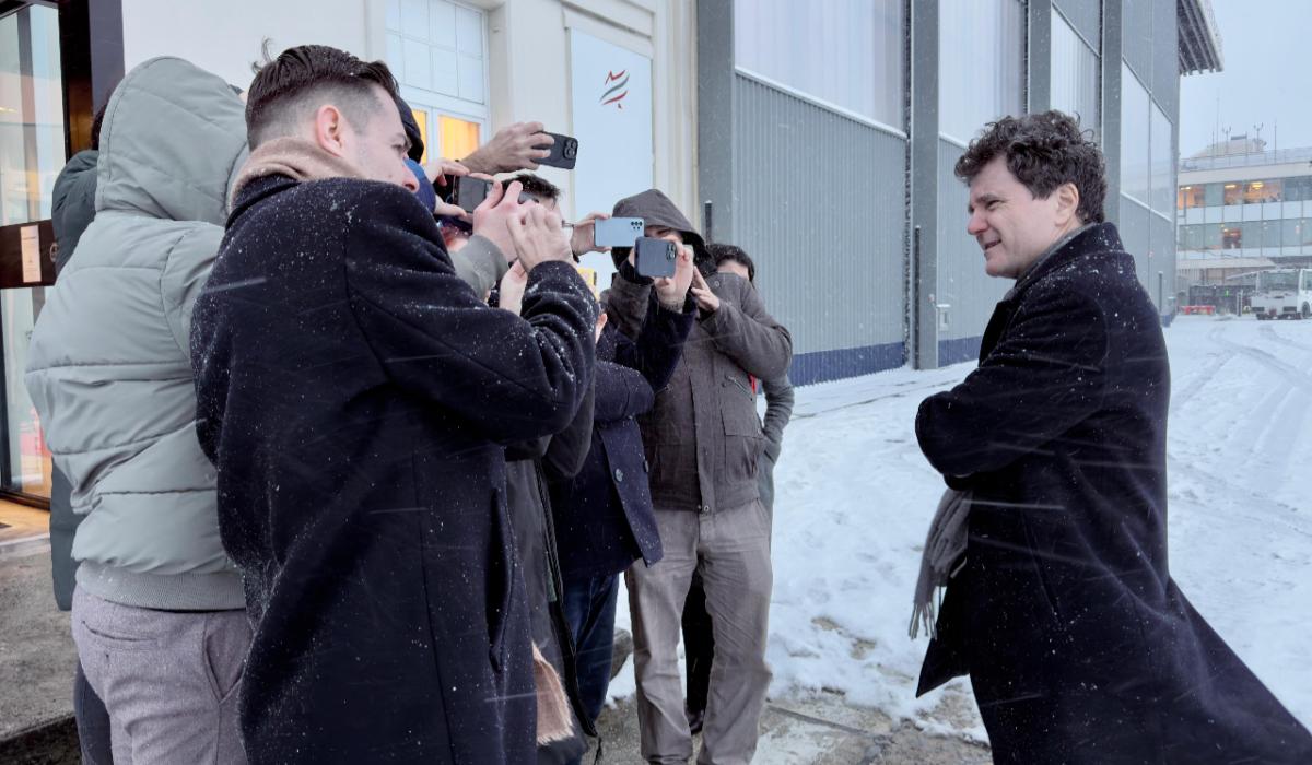 Imagini cu Nicuşor Dan, blocat pe pista aeroportului din Paris