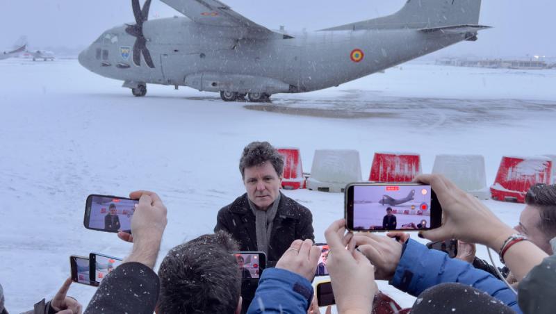 Imagini cu Nicuşor Dan, blocat de 12 ore pe aeroport, &icirc;n Paris: "Spartanul e izolat &icirc;n zbor"
