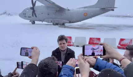 GALERIE FOTO Imagini cu Nicuşor Dan, blocat de 12 ore pe aeroport, în Paris: "Spartanul e izolat în zbor"