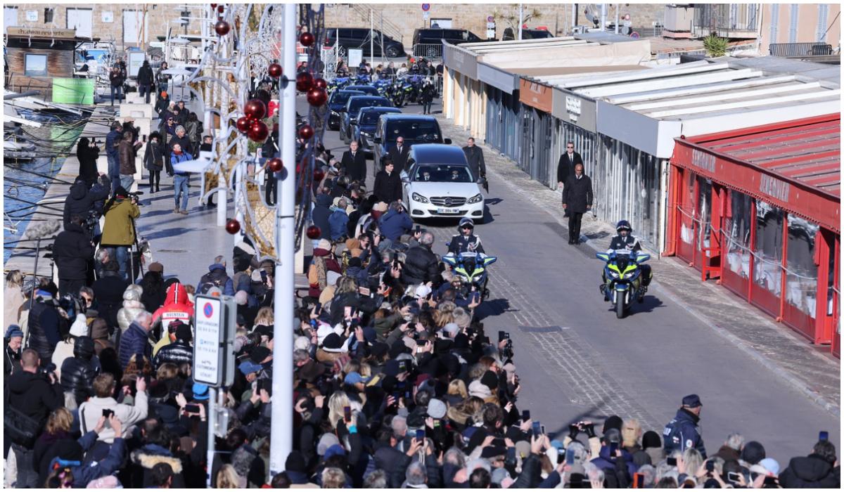 Omagiile fanilor şi turiştilor au umplut străzile din Saint-Tropez