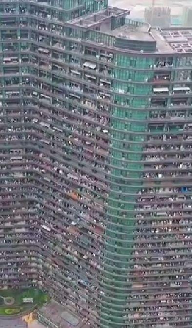 Un "oraș" de 260.000 mp într-o singură clădire: 20.000 de oameni care nu trebuie să iasă niciodată din ea