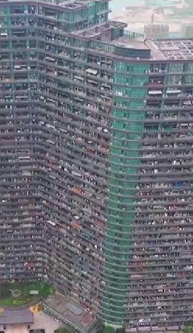 Un "oraș" de 260.000 mp într-o singură clădire: 20.000 de oameni care nu trebuie să iasă niciodată din ea