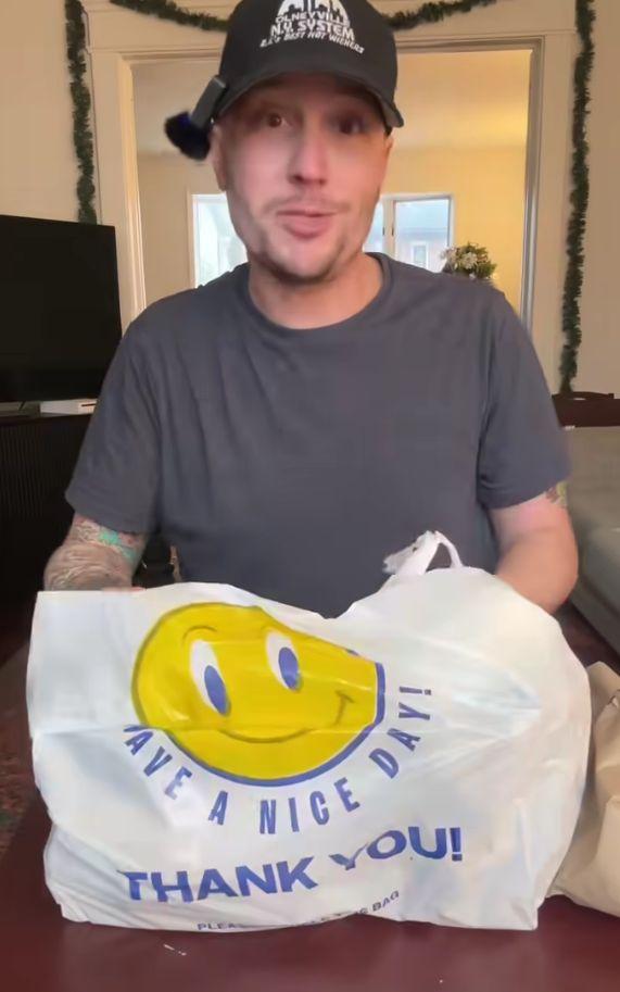 Un influencer american, viral după ce a încercat pentru prima dată mâncarea românească: Mi-ați ascuns asta