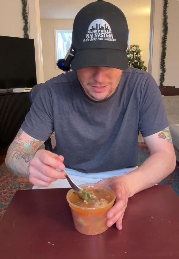 Un influencer american, viral după ce a încercat pentru prima dată mâncarea românească: Mi-ați ascuns asta