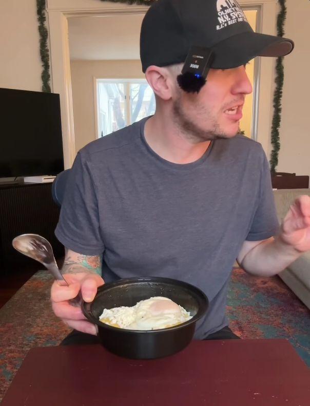 Un influencer american, viral după ce a încercat pentru prima dată mâncarea românească: Mi-ați ascuns asta