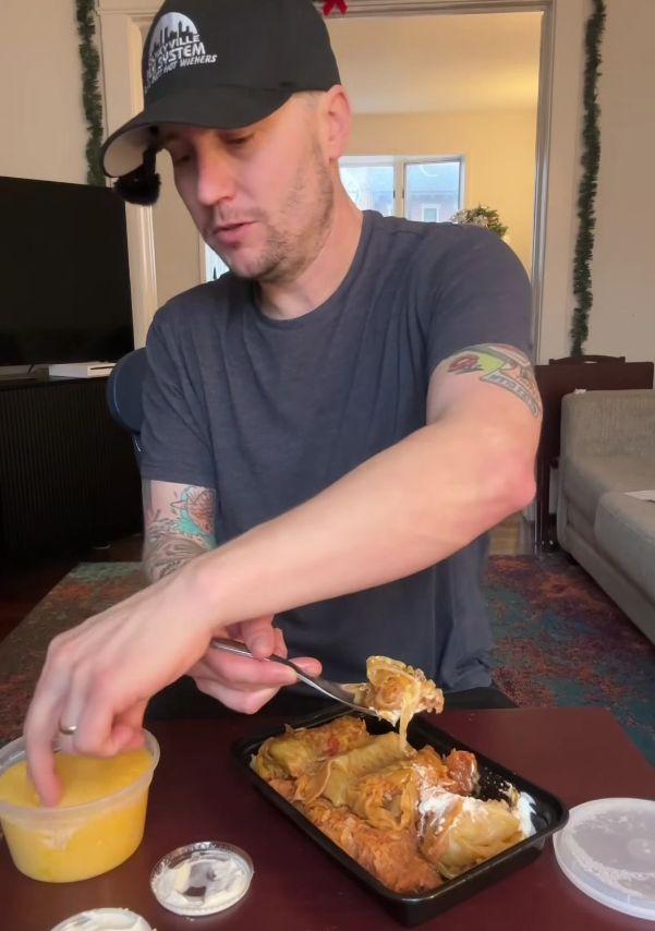 Un influencer american, viral după ce a încercat pentru prima dată mâncarea românească: Mi-ați ascuns asta