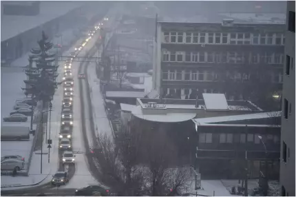 Trafic oprit sau restricţionat în mai multe judeţe din cauza ninsorii. Lista drumurilor afectate