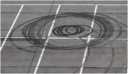 Doi şoferi, prinşi în timp ce făceau drifturi în parcarea unor cluburi din Mamaia. Unul dintre ei era drogat