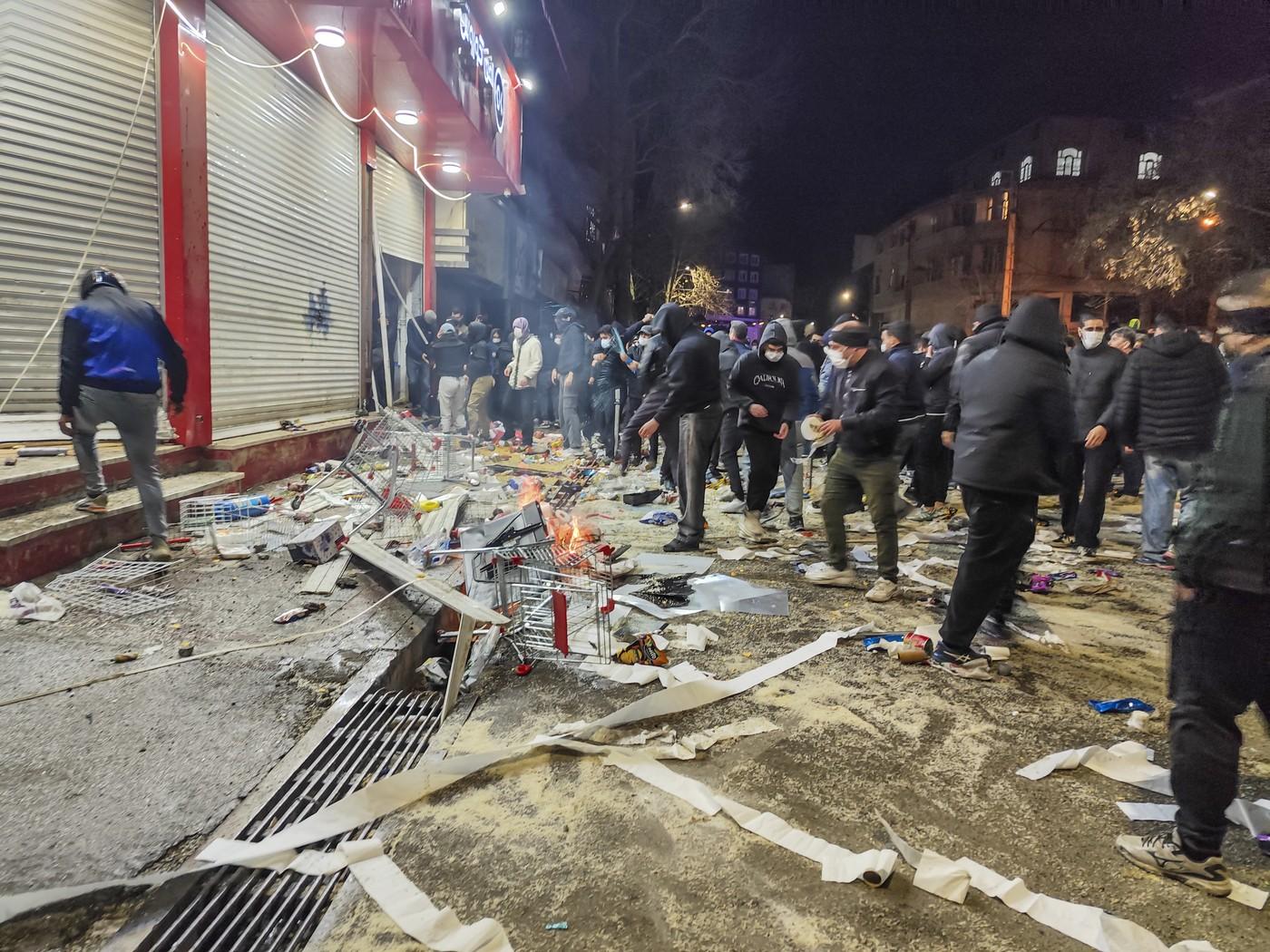 Iranul a tăiat internetul. Trump: Regimul s-ar putea prăbuși, dacă trag în protestatari îi vom lovi puternic