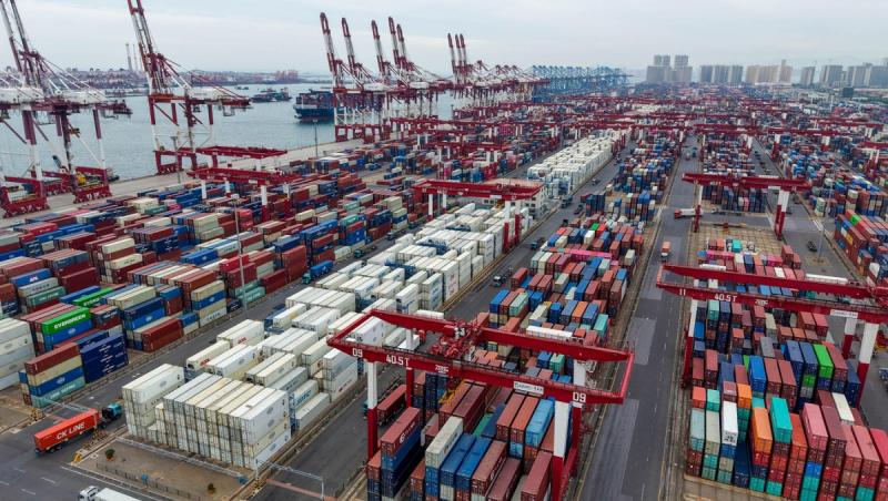 Containere în portul Qingdao din estul Chinei. septembrie 2026