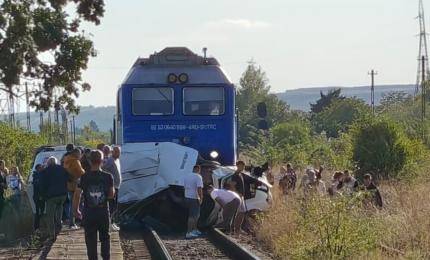 4 morți, printre care un copil de 7 ani, după ce mașina în care se aflau a fost lovită de tren, în Galați