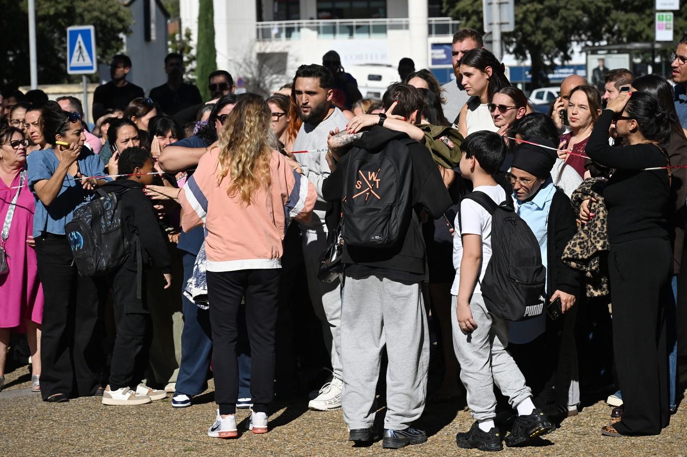 Un elev de 14 ani a deschis focul în faţa unei şcoli din Franţa. Dictorul şi o profesoară au fost răniţi