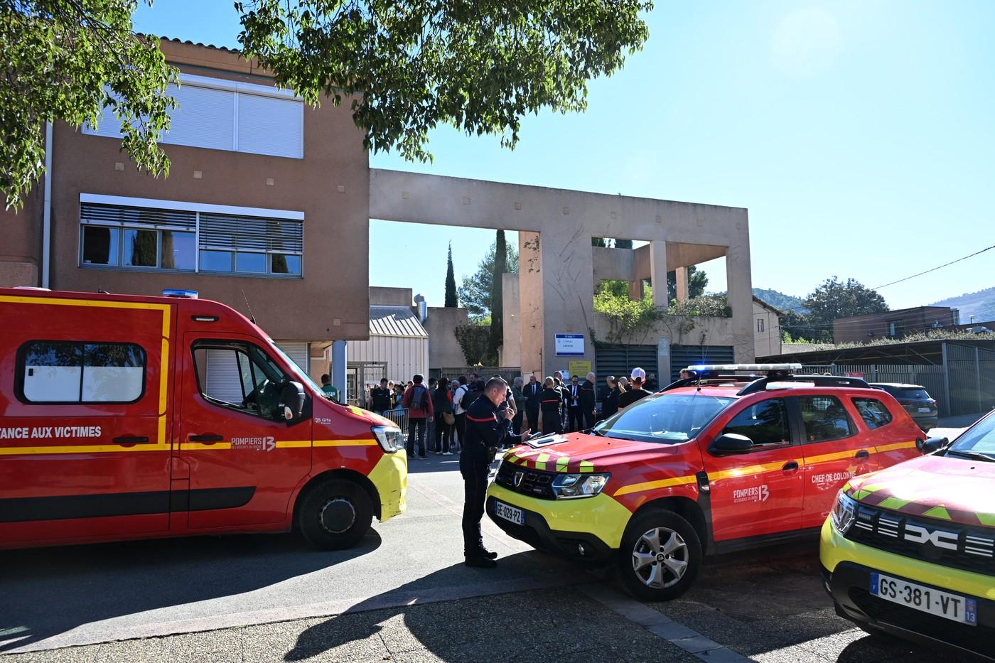 Un elev de 14 ani a deschis focul în faţa unei şcoli din Franţa. Dictorul şi o profesoară au fost răniţi