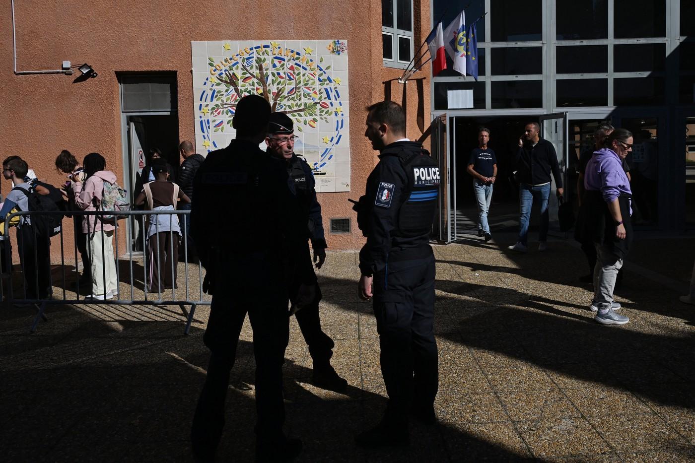 Un elev de 14 ani a deschis focul în faţa unei şcoli din Franţa. Dictorul şi o profesoară au fost răniţi