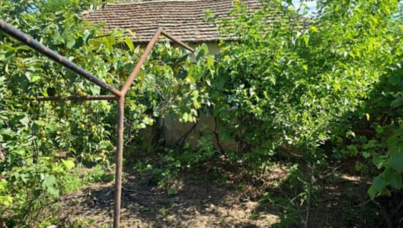 Satul din România unde se vinde o proprietate cu două case, două anexe și 1.500 mp de teren, la 56.200 de lei