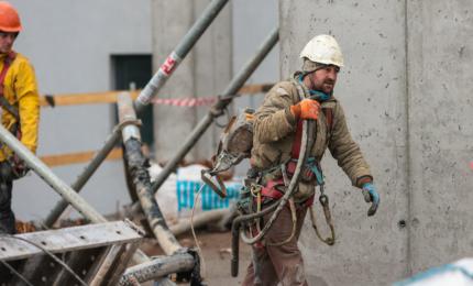 Salariul mediu net a scăzut la 5.688 de lei. Cine câștigă peste 13.000 de lei și cine abia trece de 2.900 lei