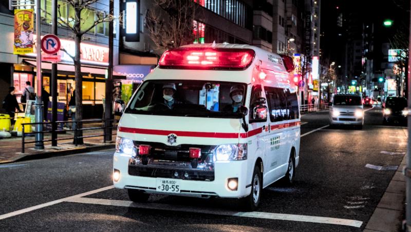Un japonez a sărit de la etaj încercând să se sinucidă şi a căzut peste o fată. Ar putea fi acuzat de omor