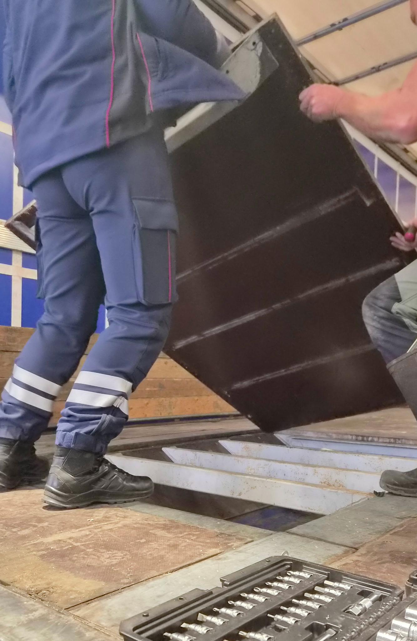 Peste 72 de kilograme de cocaină, ascunse sub podeaua unui camion înmatriculat în România