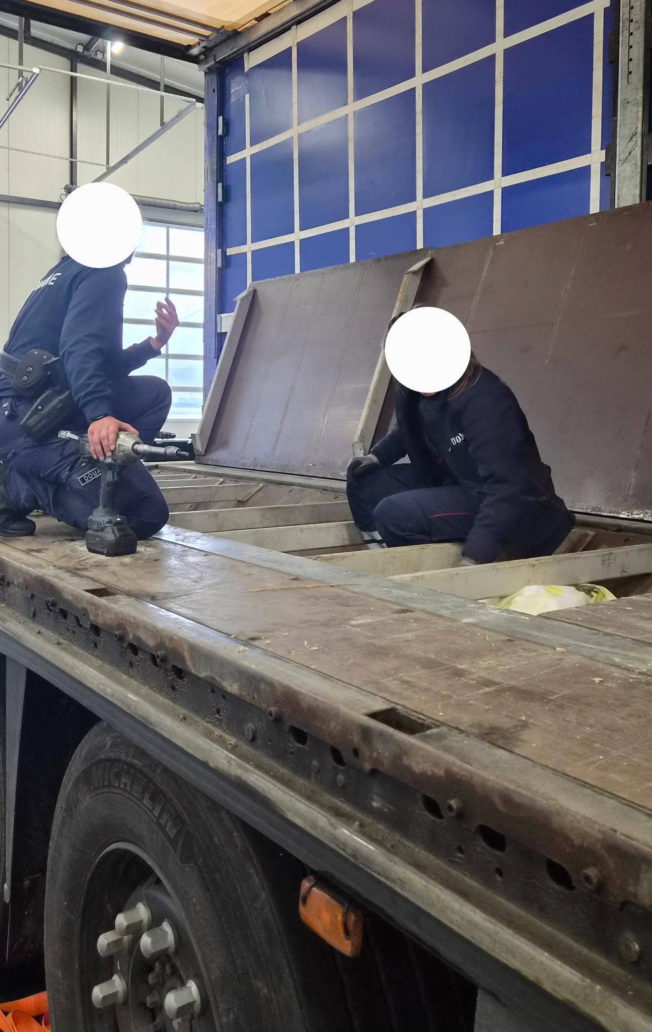 Peste 72 de kilograme de cocaină, ascunse sub podeaua unui camion înmatriculat în România