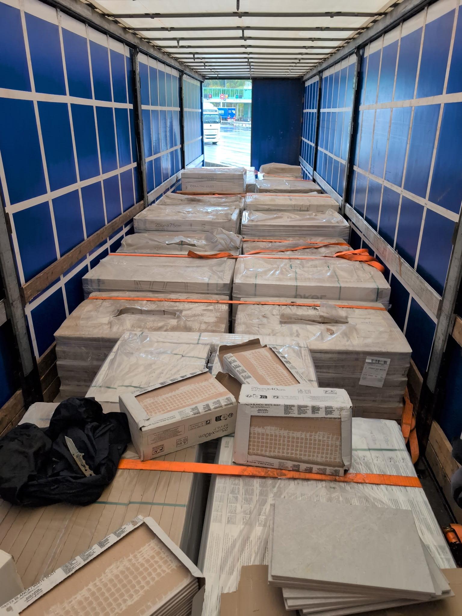 Peste 72 de kilograme de cocaină, ascunse sub podeaua unui camion înmatriculat în România