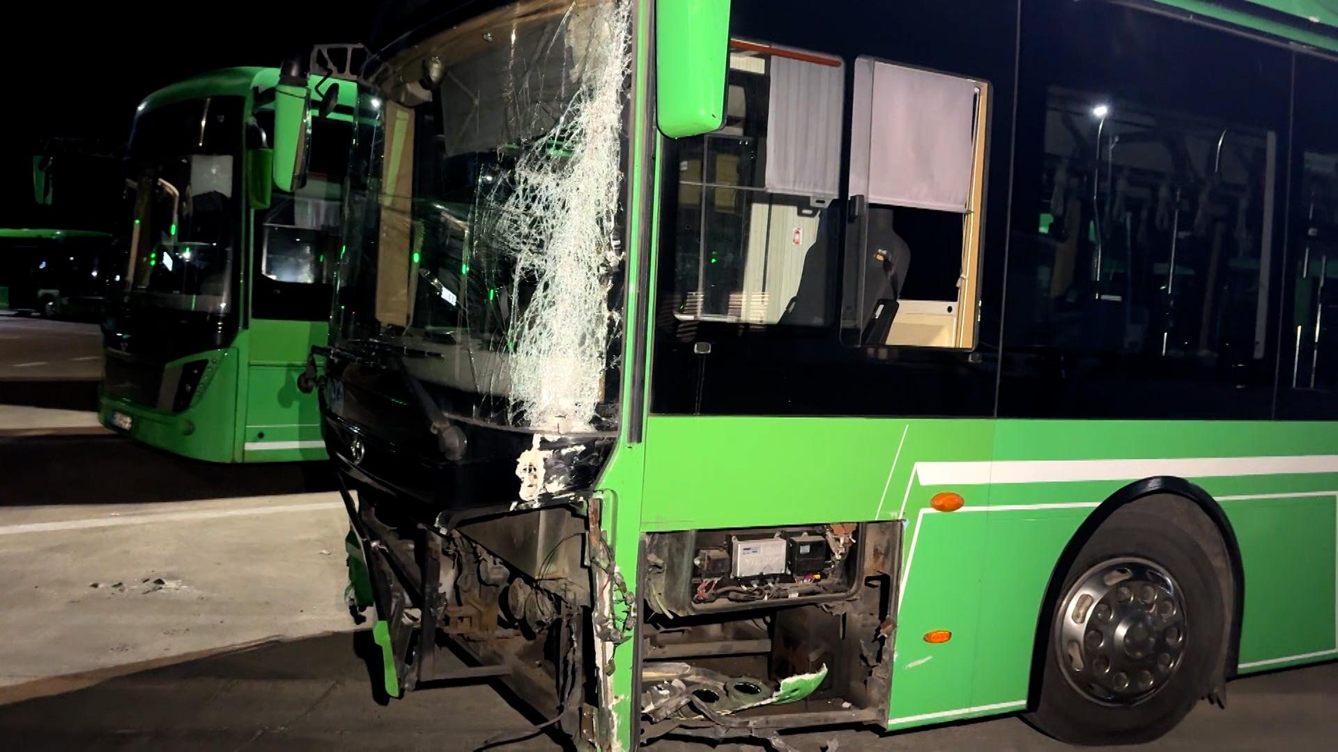 Un șofer de autobuz s-a îmbătat cu țuică și a făcut prăpăd în oraș. Localnicii au crezut că îi atacă drona