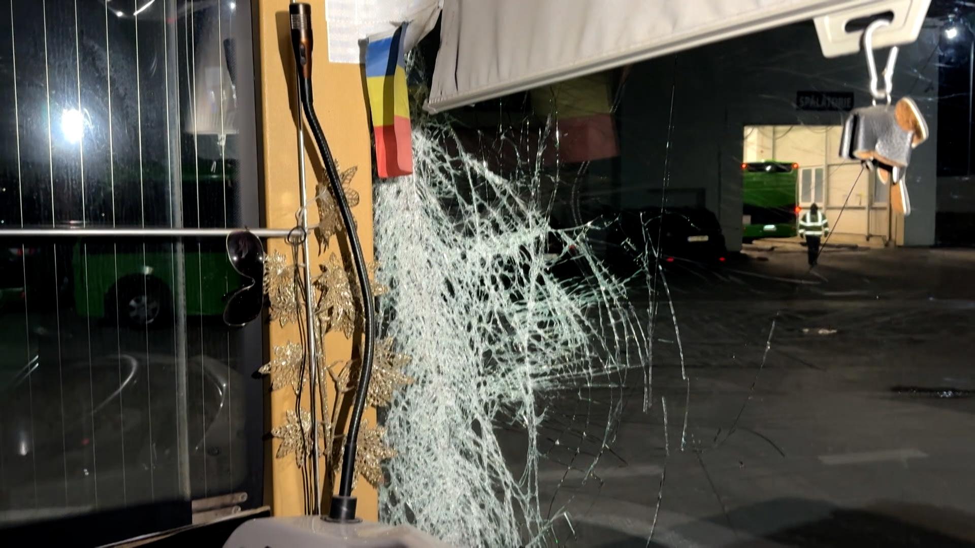 Un șofer de autobuz s-a îmbătat cu țuică și a făcut prăpăd în oraș. Localnicii au crezut că îi atacă drona