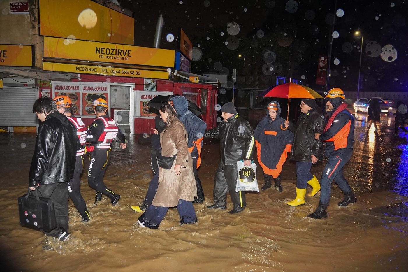 Istanbul, devastat de ape. Mașini luate de viituri și case distruse de inundații. Două persoane au murit