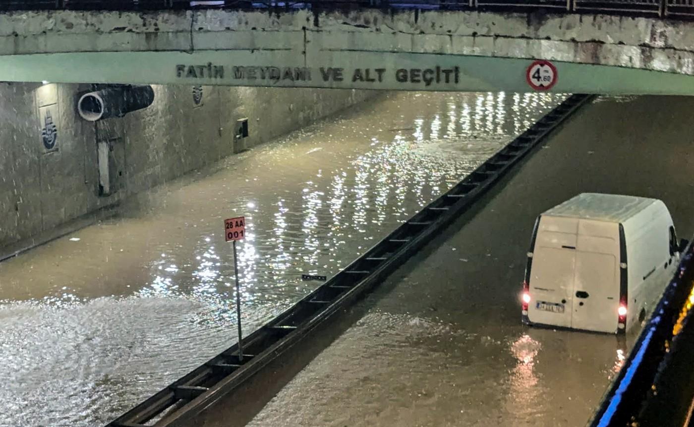 Istanbul, devastat de ape. Mașini luate de viituri și case distruse de inundații. Două persoane au murit