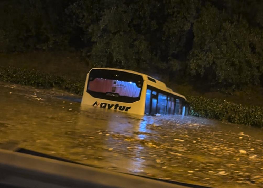 Istanbul, devastat de ape. Mașini luate de viituri și case distruse de inundații. Două persoane au murit