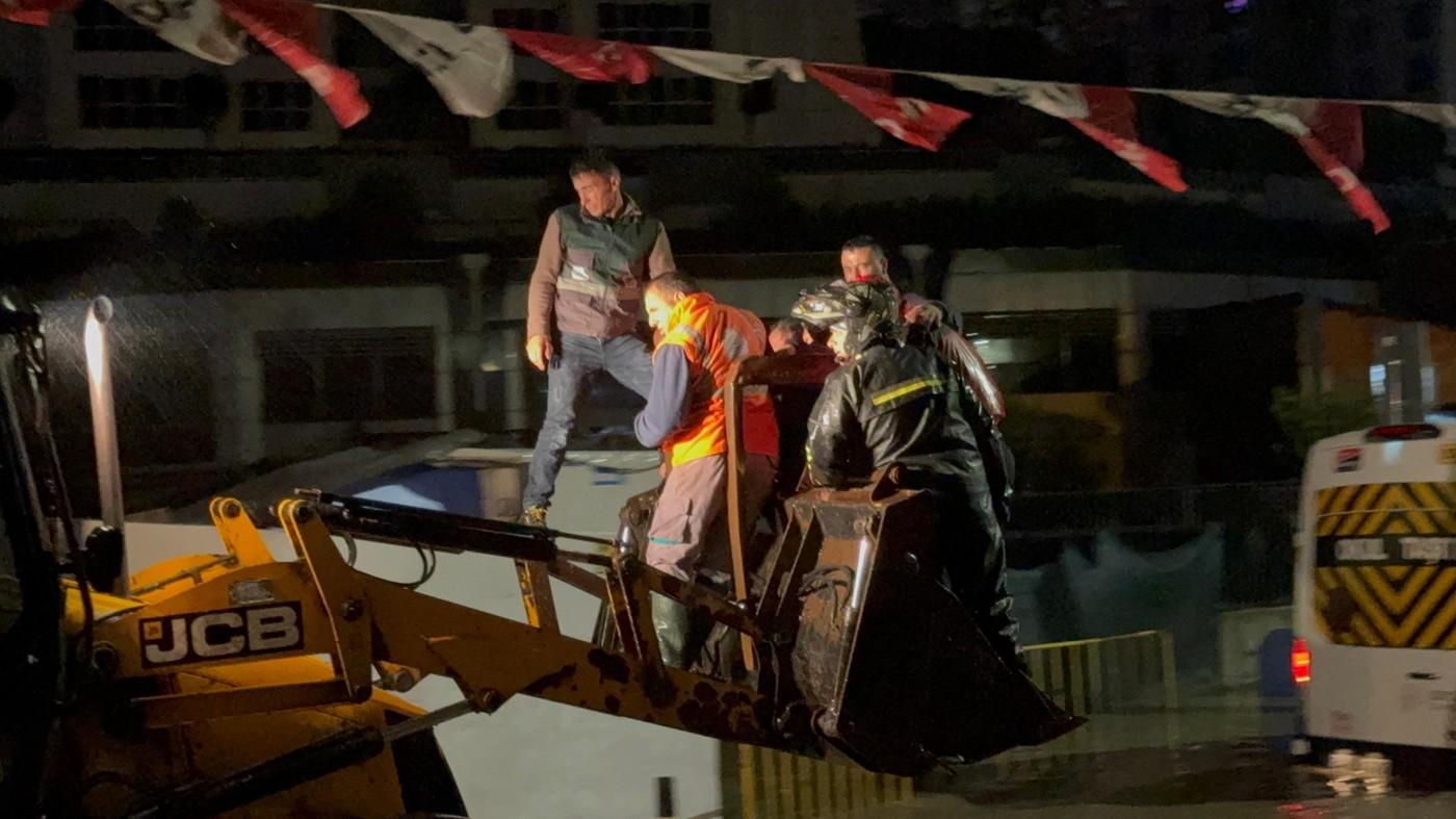 Istanbul, devastat de ape. Mașini luate de viituri și case distruse de inundații. Două persoane au murit