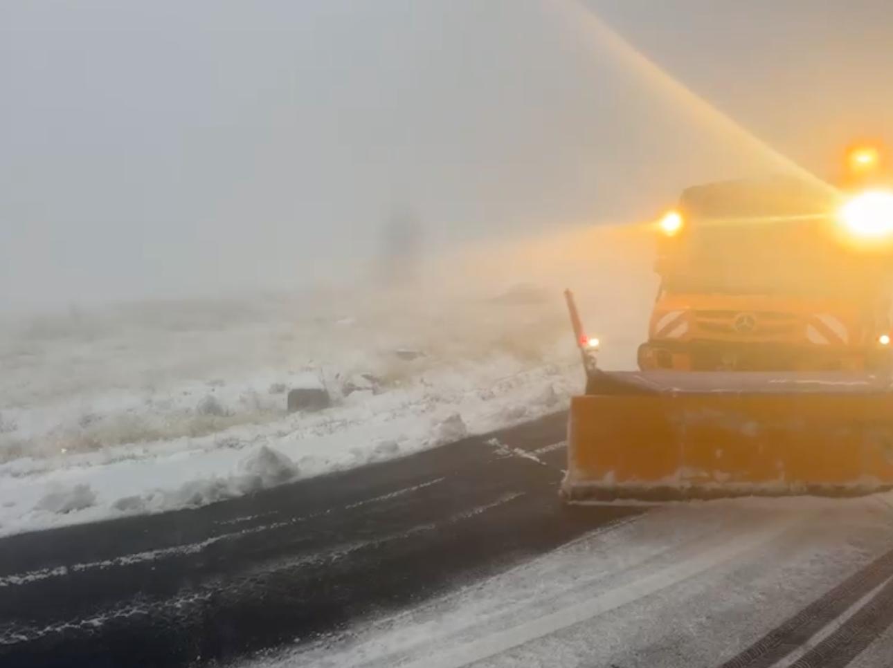 Ninsoare abundentă pe Transfăgărășan. Șoferii, sfătuiți să nu circule prin zonă cu mașinile pregătite