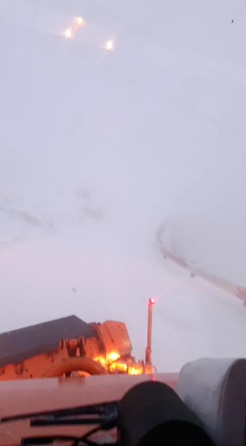 Ninsoare abundentă pe Transfăgărășan. Șoferii, sfătuiți să nu circule prin zonă cu mașinile pregătite