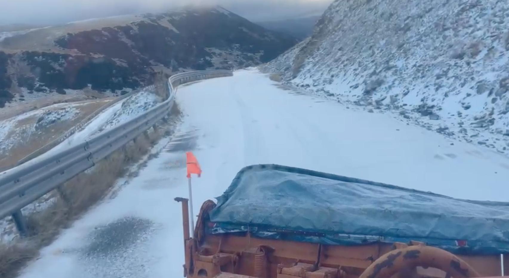 Ninsoare abundentă pe Transfăgărășan. Șoferii, sfătuiți să nu circule prin zonă cu mașinile pregătite