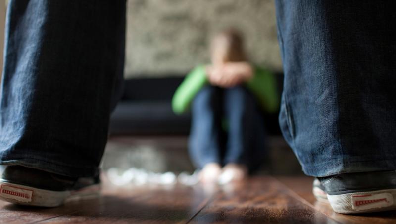Tânără bătută crunt de concubin și ținută sechestrată timp de 5 zile. Voia să se întoarcă la familia ei