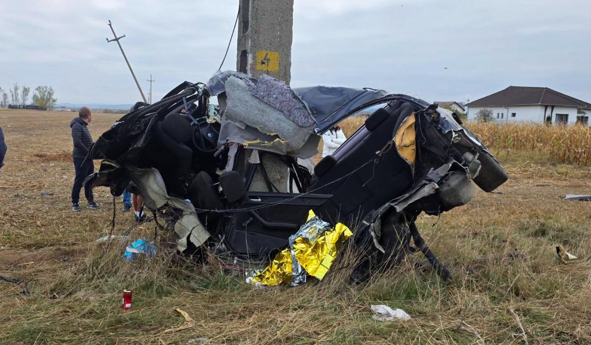 A pierdut controlul şi a intrat cu maşina în stâlp, în Pricaz. Şofer de 25 de ani, mort sub mormanul de fiare