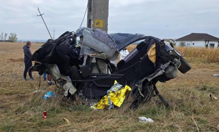 A pierdut controlul şi a intrat cu maşina în stâlp, în Pricaz. Şofer de 25 de ani, mort sub mormanul de fiare