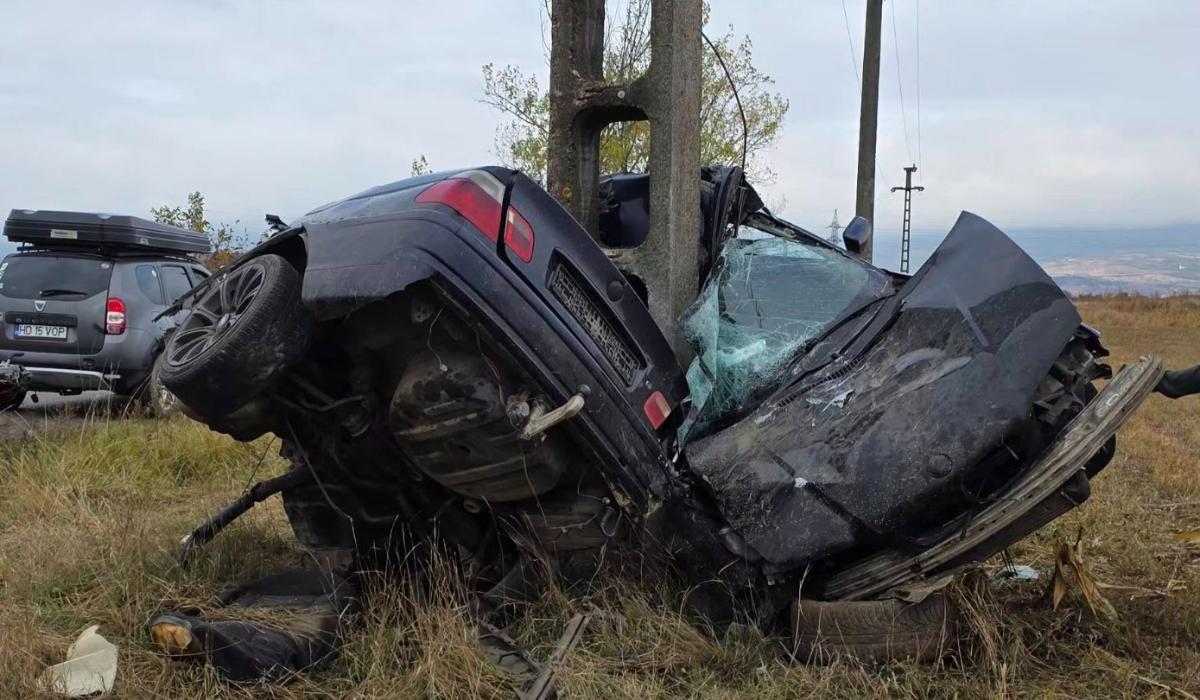 A pierdut controlul şi a intrat cu maşina în stâlp, în Pricaz. Şofer de 25 de ani, mort sub mormanul de fiare